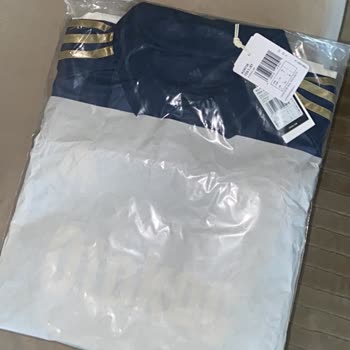 Lacivert Formanın Amblemli Kutusuz Gönderilmesi Memnuniyetsizliğe Yol Açtı