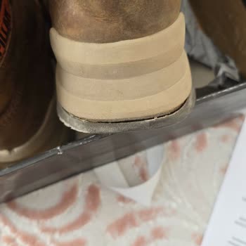 Boyner Botunda Kısa Sürede Topuk Kaldı Ve Dış Kısım Karardı