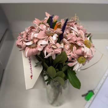 Seçtiğim Çiçekle Uyuşmayan Soluk Ve Cansız Çiçek Teslim Edildi