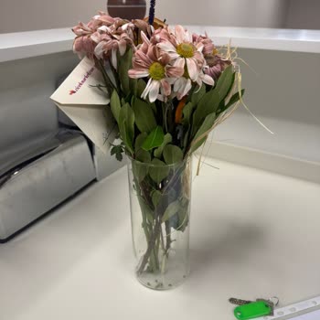 Seçtiğim Çiçekle Uyuşmayan Soluk Ve Cansız Çiçek Teslim Edildi