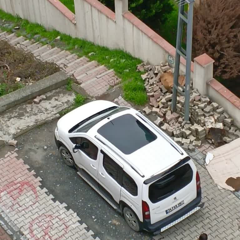 İSKİ’nin Kazı Alanındaki Parke Taşları Yerine Konulmadığı İçin Çamur Ve Toz Sorunu