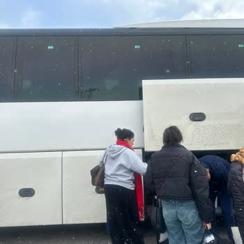 Araç Dur Kalk Yapıp Gecikti, Şoför Ve Muavinin Agresif Davranışıyla Uçuşa Yetişememe