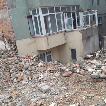 Esenler'de Yıkım Sonrası Ev Hasarı Ve Güvenlik Tehlikesi