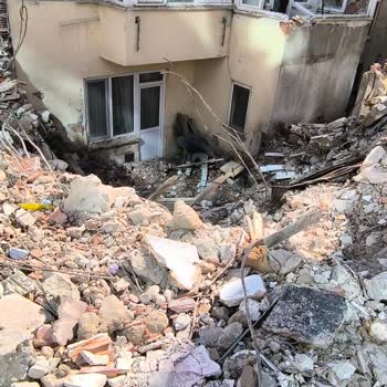 Esenler'de Yıkım Sonrası Ev Hasarı Ve Güvenlik Tehlikesi