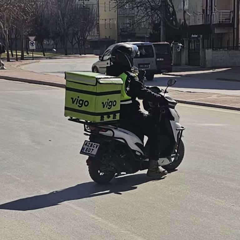 Vigo Kuryesinin Kontrolsüz Kaldırım Atlama Davranışı Yayaları Tehlikeye Soktu
