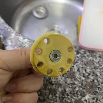 Turşu Kavanozunda Paslı Makine Parçası Bulunması: Sağlık Riski Ve Hijyen İhlali