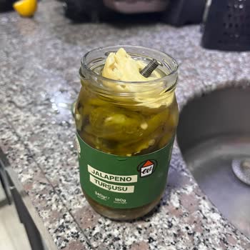 Turşu Kavanozunda Paslı Makine Parçası Bulunması: Sağlık Riski Ve Hijyen İhlali