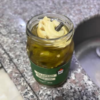 Turşu Kavanozunda Paslı Makine Parçası Bulunması: Sağlık Riski Ve Hijyen İhlali