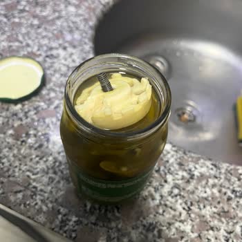 Turşu Kavanozunda Paslı Makine Parçası Bulunması: Sağlık Riski Ve Hijyen İhlali