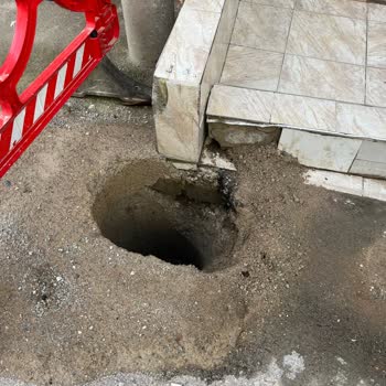 Gediz Elektrik'in Açık Çukuru Çocuk Ve Araç Güvenliğini Tehdit Ediyor