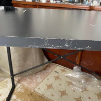 Hasarlı Ve Kullanılmış Görünen Masa, İade Talebi Görünmüyor