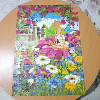 Girl In Flowers Puzzle'unda Eksik Parçalar