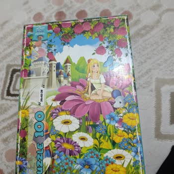 Girl In Flowers Puzzle'unda Eksik Parçalar