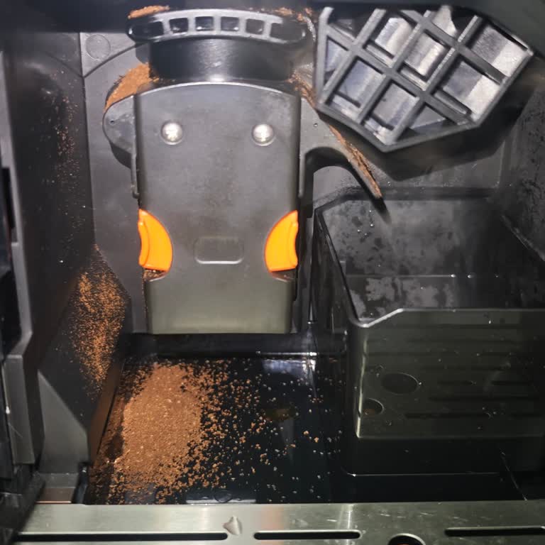 Kahve Makinem Çekilen Kahveyi Boşaltmıyor, İç Kısmı Sürekli Kirleniyor