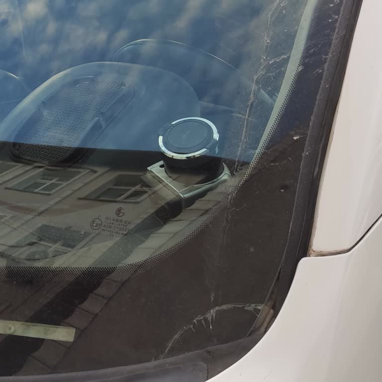 Tüvtürk Personelinin Kaput Kapatma Sırasında Camı Kırması Ve Sorumluluk Reddi