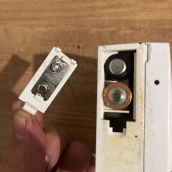 Pil Yuva Kapağı Arızası Nedeniyle DemirDöküm RF-6001 Termostat Kullanılamıyor