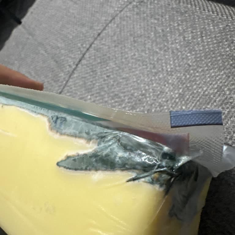 Müşteriyi Korkutan Küflü Kaşar: Uzun Süreli Son Kullanma Tarihine Rağmen Bozulma