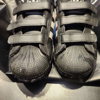 İki Kez Kullanılan Çocuk Ayakkabısında Üretim Hatası Ve Adidas’ın Reddi