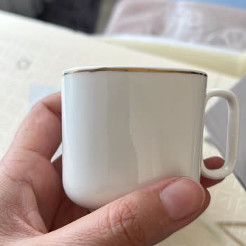 Karaca Züccaciye Fincan Takımının Üzerindeki Gold Çizgilerin Hatalı Ve Eğik Olması