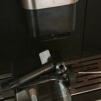 Grundig Kahve Makinesinin Süt Haznesi Borusu Kırıldı Garanti Kapsamında Değiştirilmesi Gerekiyor