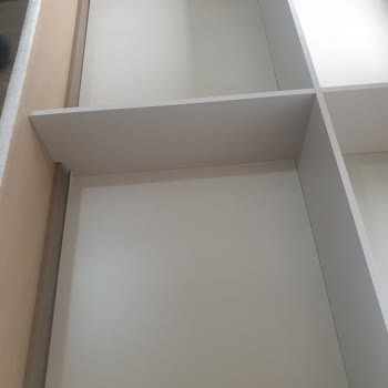 Yatak Bazası Parkeyi Gösteriyor Ve Personel Üzerinden Kırıcı Tavır