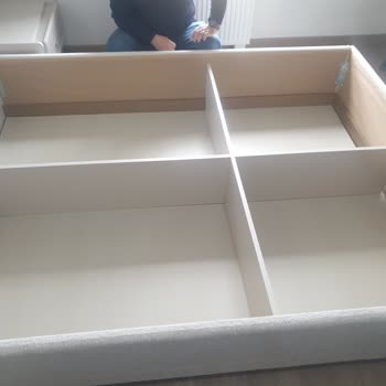 Yatak Bazası Parkeyi Gösteriyor Ve Personel Üzerinden Kırıcı Tavır