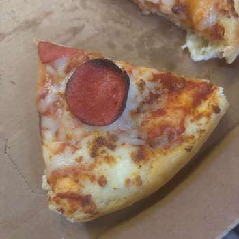 Domino’s Şubesinde Yanık Sucuk Normal Sayıldı, Müşteri Sağlığı İhmâl Edildi