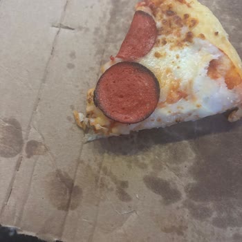 Domino’s Şubesinde Yanık Sucuk Normal Sayıldı, Müşteri Sağlığı İhmâl Edildi