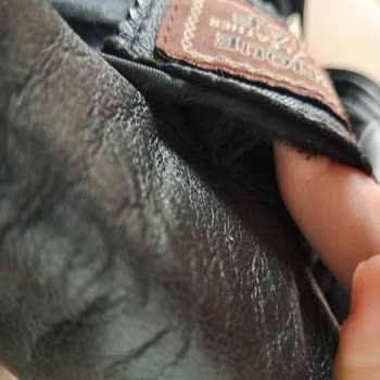 Dolap Ceketin Ense Kısmı Tamamen Yırtık Şekilde Elime Ulaşması