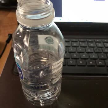 İnce Plastik Şişeler Ve Zor Açılan Kapaklar Kullanıcıyı Mahvediyor