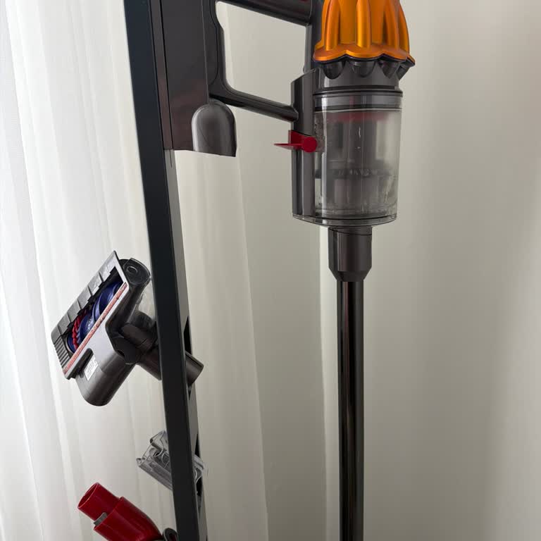 Dyson V12 Süpürge Kendi Kendine Kapanıyor, Garanti Dışı Olmasına Rağmen Ücretsiz Onarım Talebi