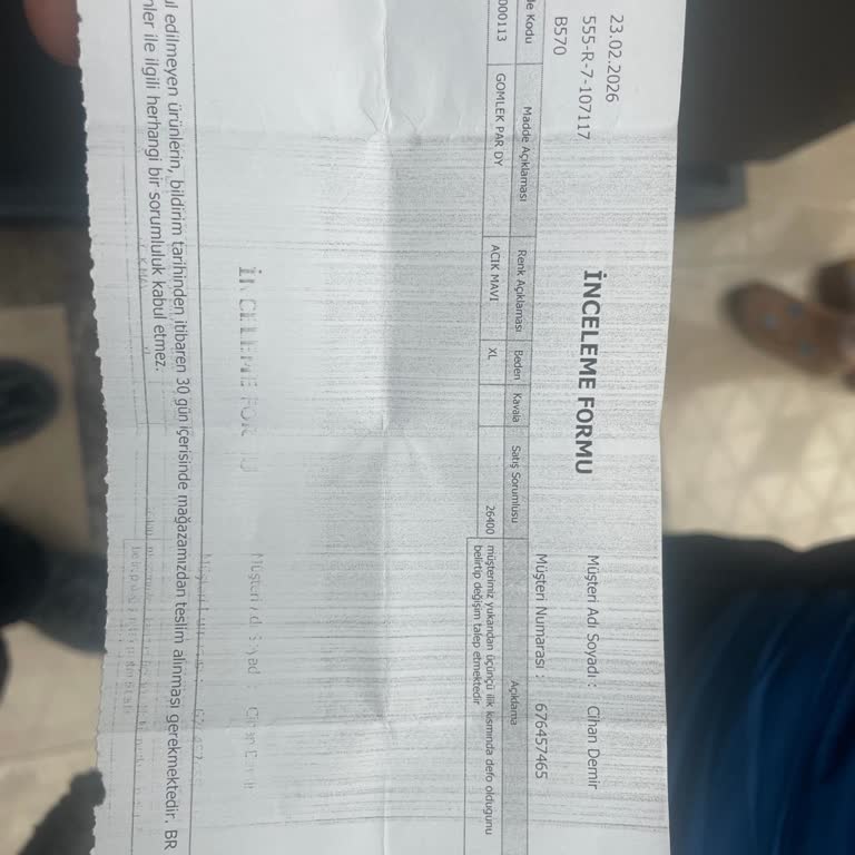 Satış Görevlisinin Baskısı Ve Bozuk Düğmeli Gömlek İçin Mağaza Yardımcı Olmadı