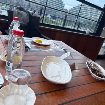 Cam Kenarı Masası İstememe Rağmen Rezervasyon İhlali Ve Müdürün Saygısız Davranışı