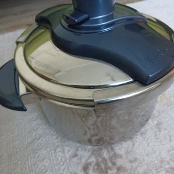 Karaca Züccaciye Plastik Aksamda Oluşan Bir Sorun İle Kapak Artık Sağlıklı Şekilde Açılıp Kapanmıyor