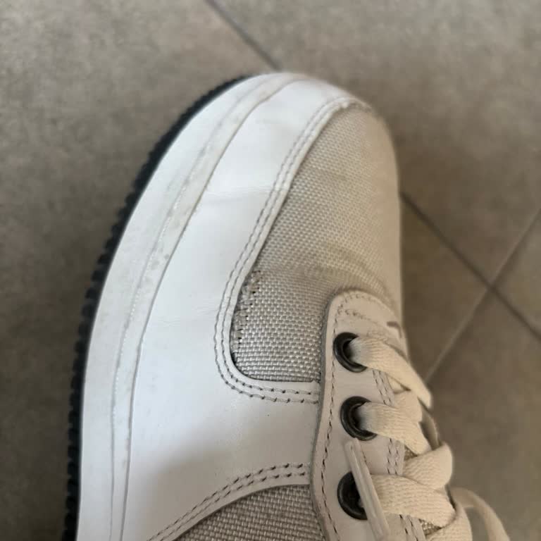 Zapatillas Nike presentan costura abierta, devolución rechazada