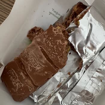 Son Kullanma Tarihi Geçmemiş Bozuk Çikolata İçin Cevap Bekliyor