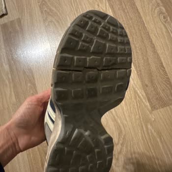 Benetton Ayakkabısının Tabanı Yırtıldı, Mağazadan Çözüm Alınamıyor