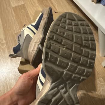 Benetton Ayakkabısının Tabanı Yırtıldı, Mağazadan Çözüm Alınamıyor