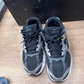 Nike Ayakkabısının İç Topuğu Yırtıldı, Satıcı Üretim Kusurunu Reddetti