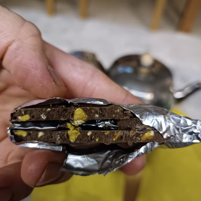 Nestle Damak Antepfıstıklı Çikolatada Yanıltıcı Ambalaj Görseli