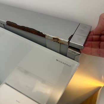 Geberit Klozet Rezervuarındaki Paslanma Ve Boya Çözülmesi Sorunu