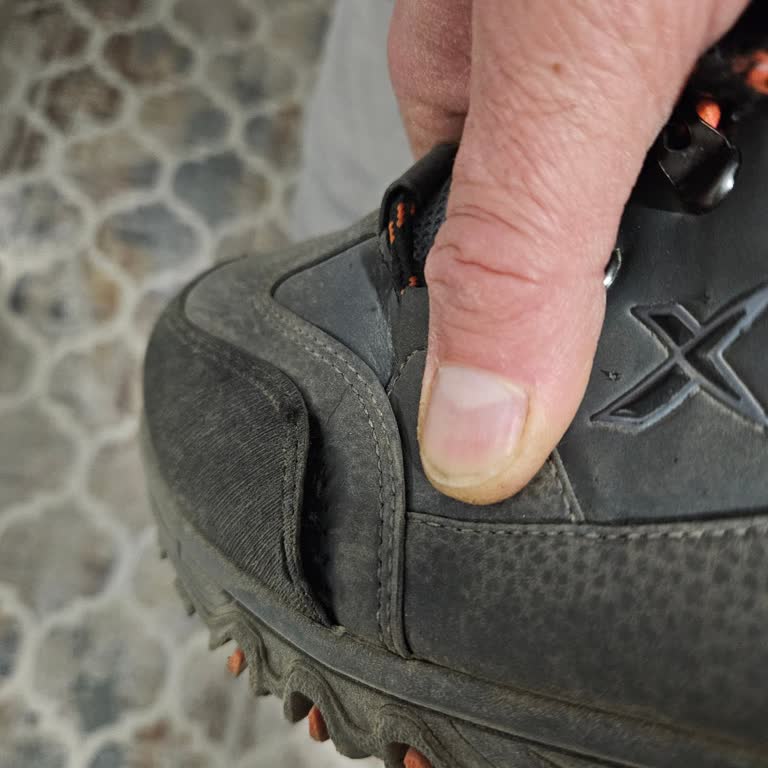 FLO Mağazasından Kinetix Botunda Yan Dikiş Açılmaları Ve Değişim Talebi