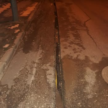 TTNET’in Bitmemiş Fiber Çalışması Mahalle Yollarını Tehlikeye Soktu