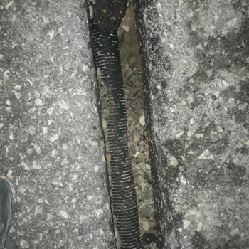 TTNET’in Bitmemiş Fiber Çalışması Mahalle Yollarını Tehlikeye Soktu