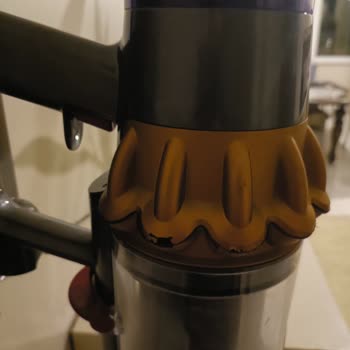 Dyson V15 Süpürge Motor Kesintisi Ve Parça Kırıkları Nedeniyle Değişim Talebi