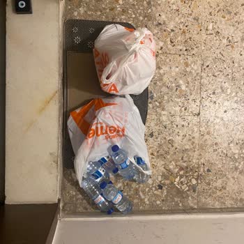 Kurye Suları Kapının Önüne Fırlattı Ve Dağınık Bıraktı