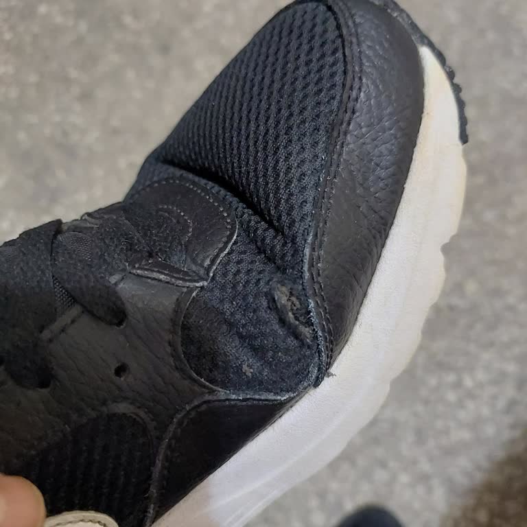 FLO Ayakkabı Nike Air Max SC Ayakkabısında Parmak Büküm Yerinde Erken Yırtılma Ve Üretim Kusuru