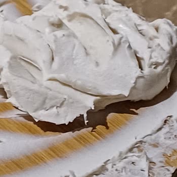 Beyaz Oyun Hamuru Ellerden Ve Zeminden Çıkarma Zorluğu