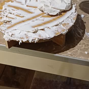 Beyaz Oyun Hamuru Ellerden Ve Zeminden Çıkarma Zorluğu