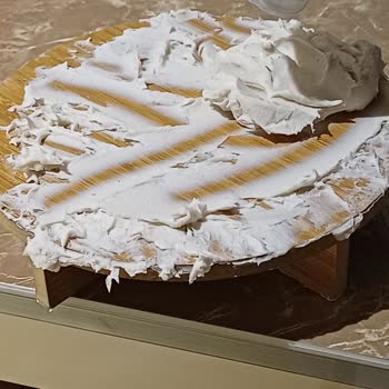 Beyaz Oyun Hamuru Ellerden Ve Zeminden Çıkarma Zorluğu